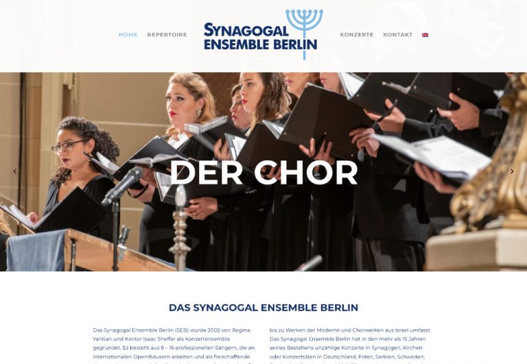Kühles Webdesign für das Synagogal Ensemble Berlin. Es dominieren das Blau und Aufnahmen der Sänger:innen.
